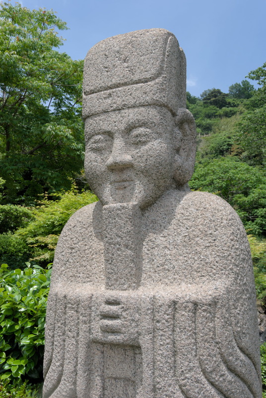 Une des nombreuses statues qui veillent sur l’habitant et le touriste